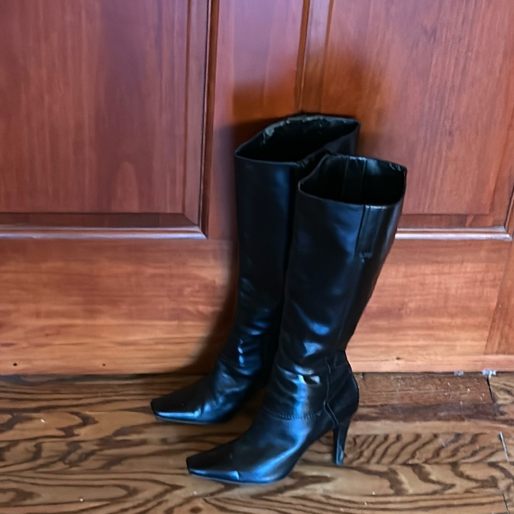 Marc Fisher 6M Leather boots 3 inch heel. Excellent condition.